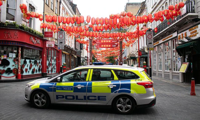 Xe cảnh sát đỗ tại khu phố người Hoa ở London, Anh trong cuộc khủng hoảng COVID-19. Ảnh: Shutterstock