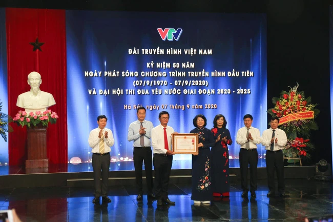 Thay mặt lãnh đạo Đảng, Nhà nước, Phó Chủ tịch nước Đặng Thị Ngọc Thịnh trao Huân chương Lao động hạng nhất cho tập thể Đài Truyền hình Việt Nam. Ảnh: VTV