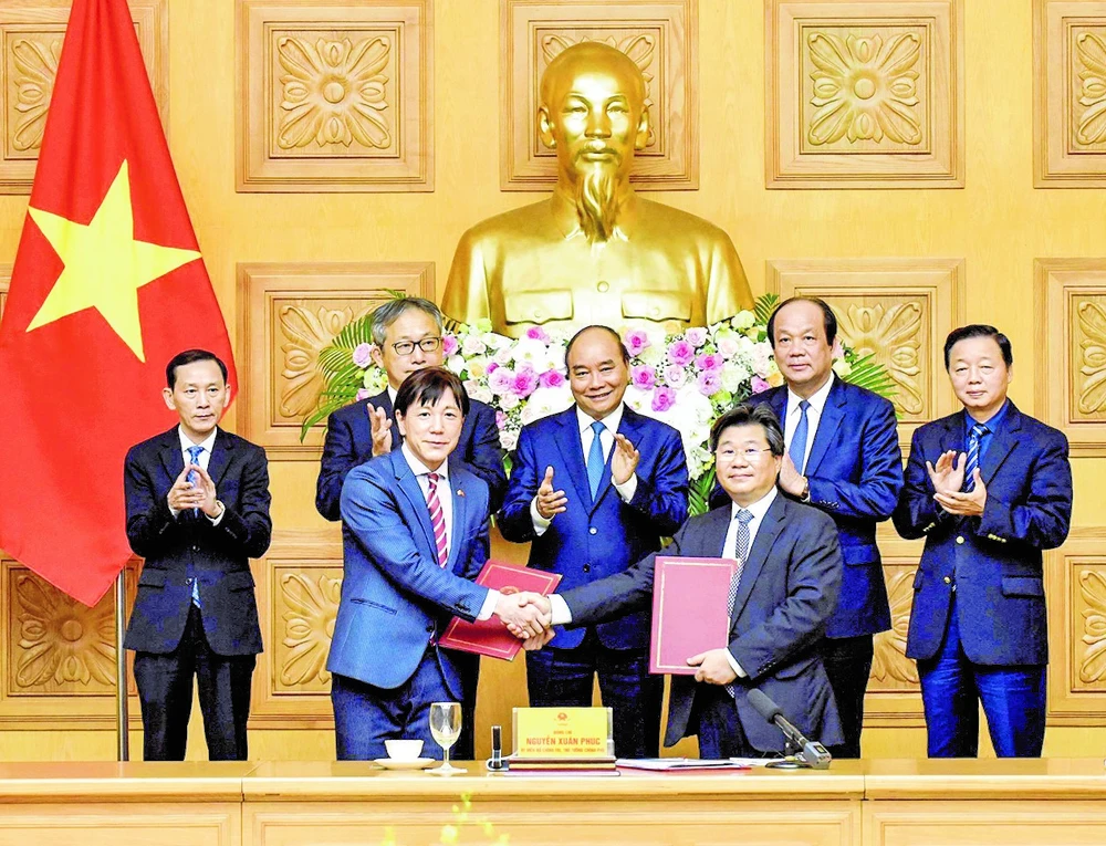 Thủ tướng Nguyễn Xuân Phúc chứng kiến lễ trao thỏa thuận hợp tác giữa Cục Đầu tư nước ngoài (Bộ KH-ĐT) và JETRO. Ảnh: VIẾT CHUNG