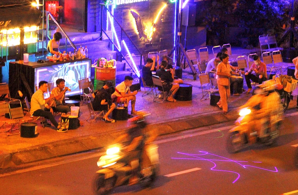 Quán beer club DOPE lấn chiếm hết vỉa hè trước nhà số 242 Phạm Văn Đồng, phường 1, quận Gò Vấp, TPHCM. Ảnh: HOÀNG HÙNG