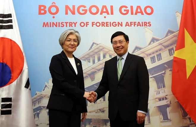 Phó Thủ tướng, Bộ trưởng Ngoại giao Phạm Bình Minh và Bộ trưởng Ngoại giao Hàn Quốc Kang Kyung Wha trước thềm cuộc hội đàm tại Nhà khách Chính phủ ngày 9-3-2018. Ảnh: VGP