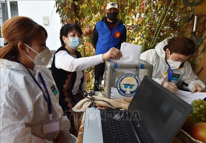Cử tri bỏ phiếu tại một địa điểm bầu cử ở Bishkek, Kyrgyzstan. Ảnh: AFP/TTXVN
