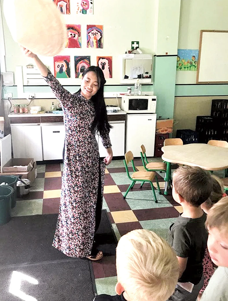 Cô Liên giới thiệu về Việt Nam với các bé mẫu giáo