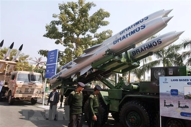 Tên lửa hành trình siêu thanh BrahMos được trưng bày tại một sự kiện ở New Delhi, Ấn Độ. Ảnh: AFP/TTXVN