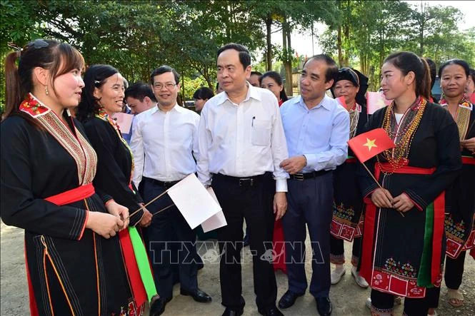 Chủ tịch Ủy ban Trung ương MTTQ Việt Nam Trần Thanh Mẫn thăm hỏi người dân thôn Đồng Mà, xã Trung Yên, huyện Sơn Dương (Tuyên Quang). Ảnh: VGP