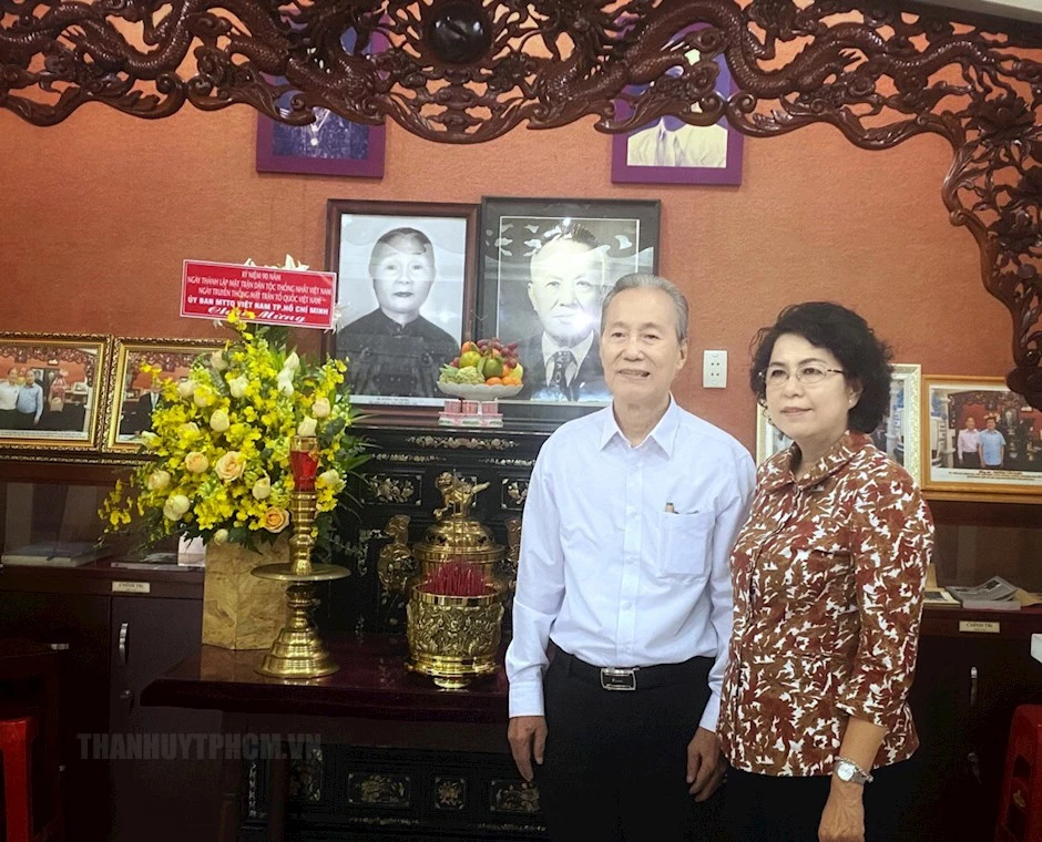 Đồng chí Tô Thị Bích Châu cùng gia đình tham quan phòng trưng bày thân thế và sự nghiệp Luật sư Nguyễn Hữu Thọ tại nhà riêng. Ảnh: hcmcpv