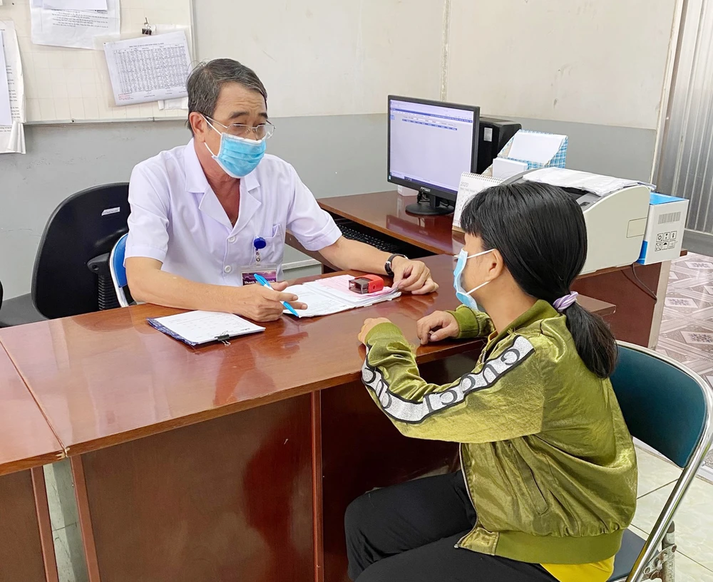 Bác sĩ Huỳnh Thanh Hiển đang thăm khám cho người mắc bệnh trầm cảm