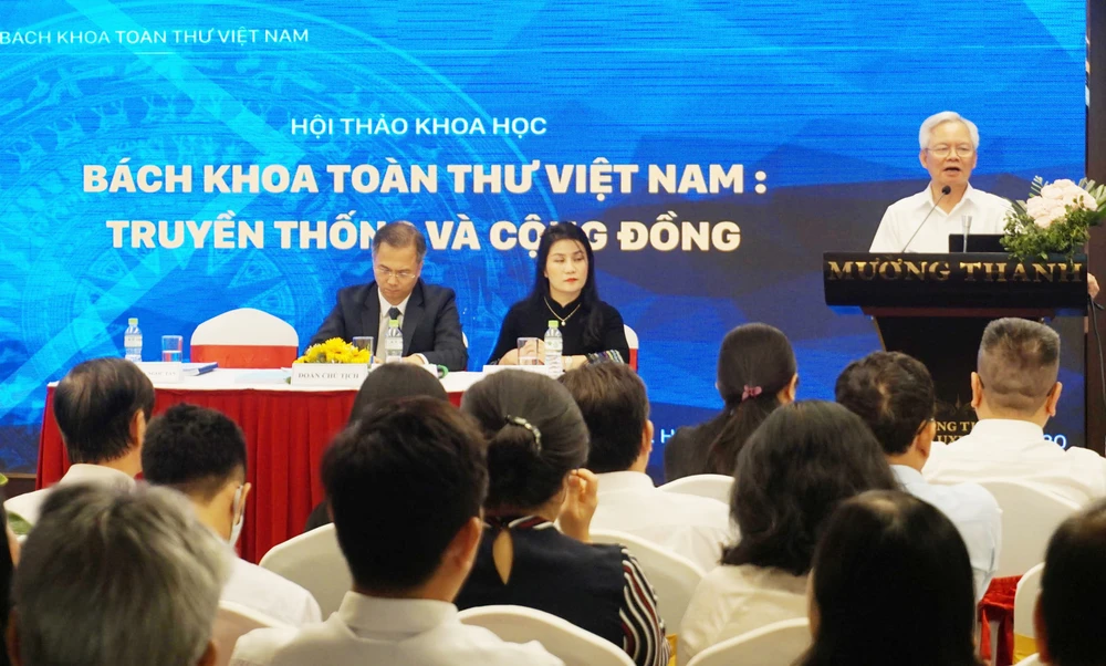 PGS-TS Tạ Ngọc Tấn trình bày ý kiến tại hội thảo khoa học 