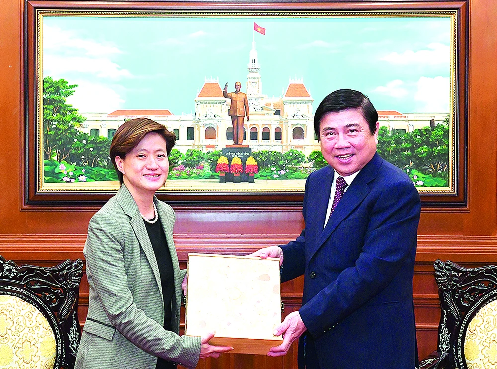 Chủ tịch UBND TPHCM Nguyễn Thành Phong tặng quà lưu niệm Đại sứ Singapore Catherine Wong. VIỆT DŨNG