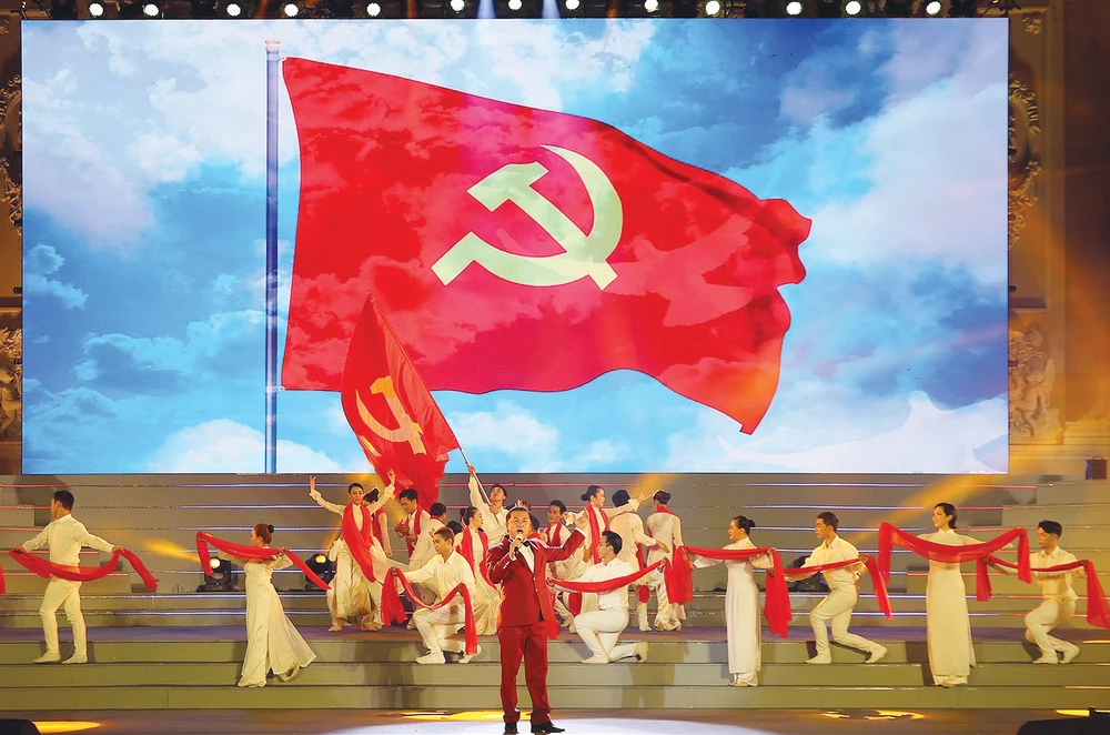 NSND Tạ Minh Tâm và tốp múa biểu diễn ca khúc Lá cờ Đảng. Ảnh: DŨNG PHƯƠNG