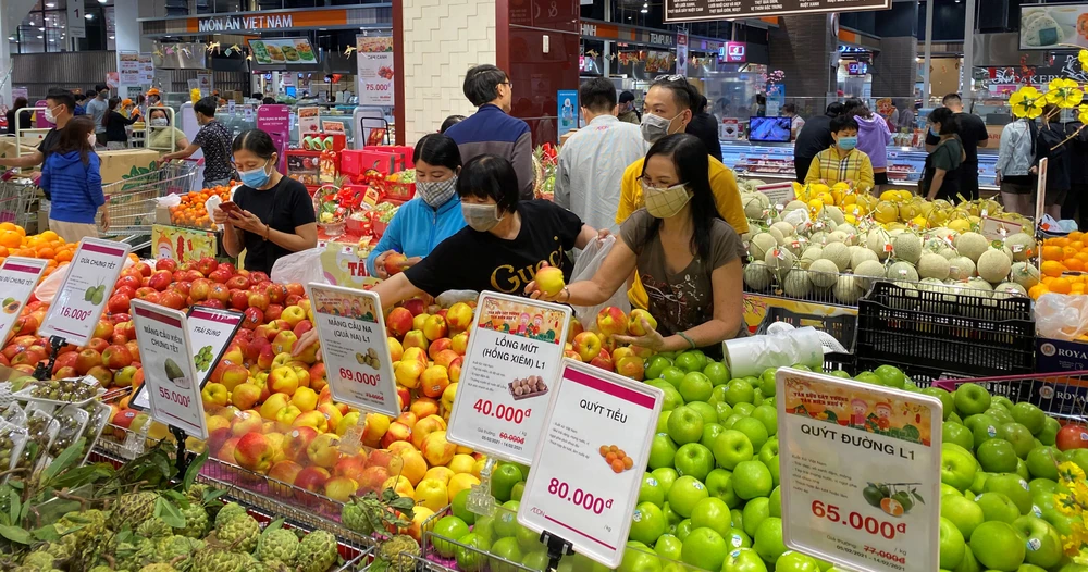 Người tiêu dùng chọn mua trái cây tại một siêu thị ở TPHCM. Ảnh: CAO THĂNG