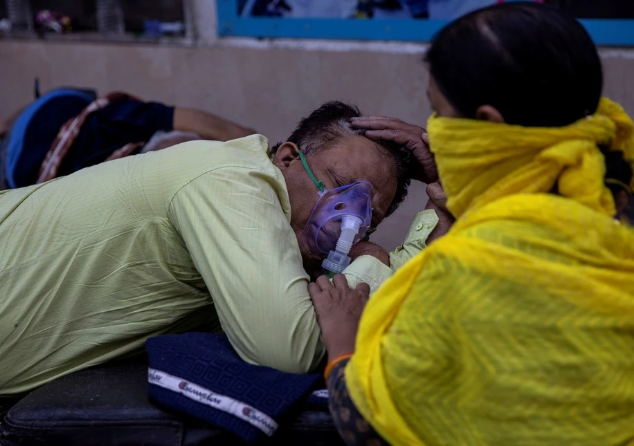 Một người đàn ông mắc Covid-19 nằm ở hành lang Bệnh viện Guru Teg Bahadur tại thủ đô New Delhi, ngày 23-4. Ảnh: Reuters