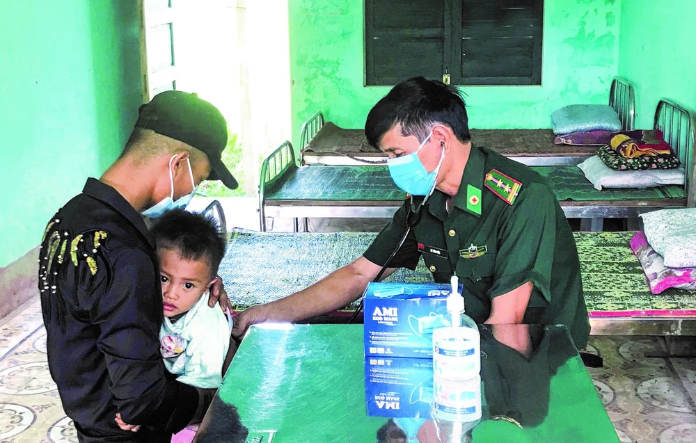 Người dân đến khám bệnh tại Trạm quân dân y Sa Trầm (tỉnh Quảng Trị)