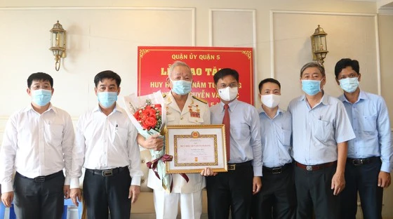Đồng chí Nguyễn Văn Đức (80 tuổi), Anh hùng, thuyền trưởng Đoàn tàu không số nhận Huy hiệu 60 năm tuổi Đảng. Ảnh: MAI HOA