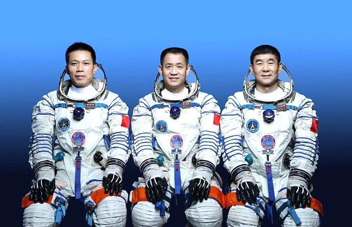 Trung Quốc phóng tàu vũ trụ Thần Châu 12, đưa 3 phi hành gia lên trạm không gian mới tên Thiên Cung