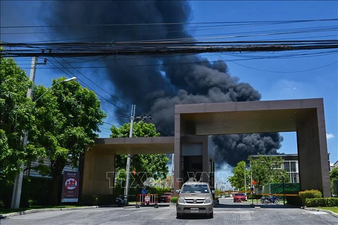Khói bốc lên từ hiện trường vụ nổ nhà máy hóa chất ở Bang Phli, Samut Prakan, Thái Lan ngày 5-7-2021. Ảnh: AFP/TTXVN