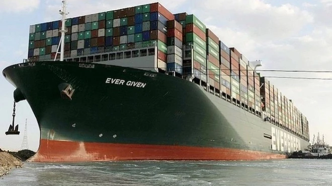 Tàu Ever Given ở kênh đào Suez. Nguồn: Bloomberg