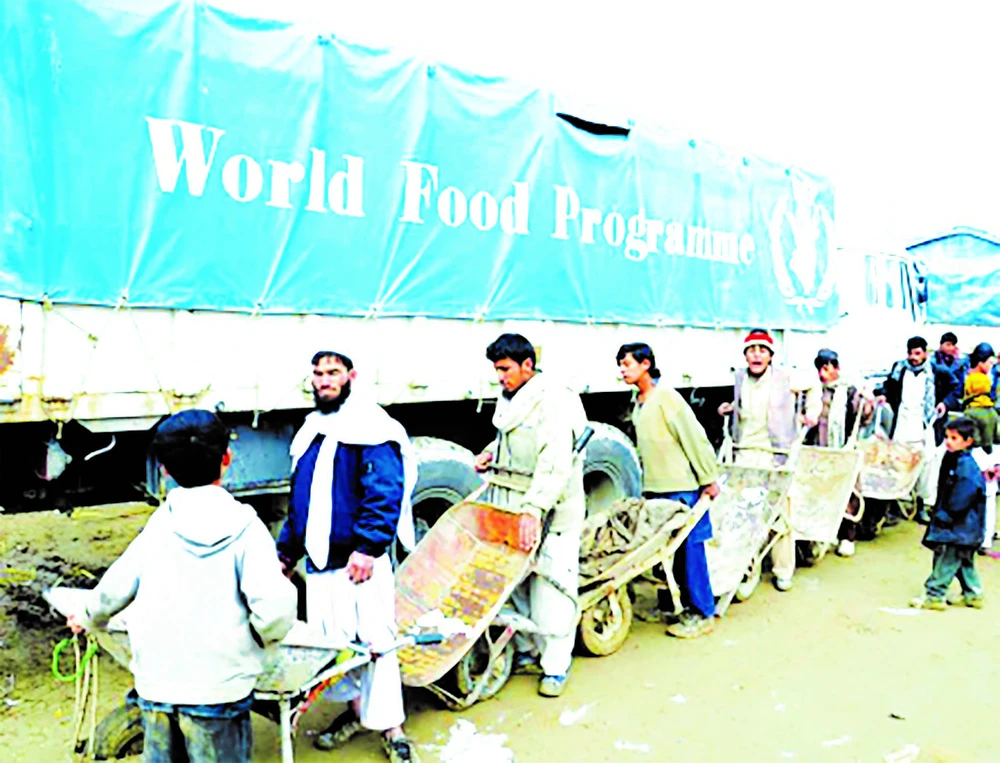 Người dân Afghanistan xếp hàng nhận lương thực từ chương trình viện trợ của LHQ