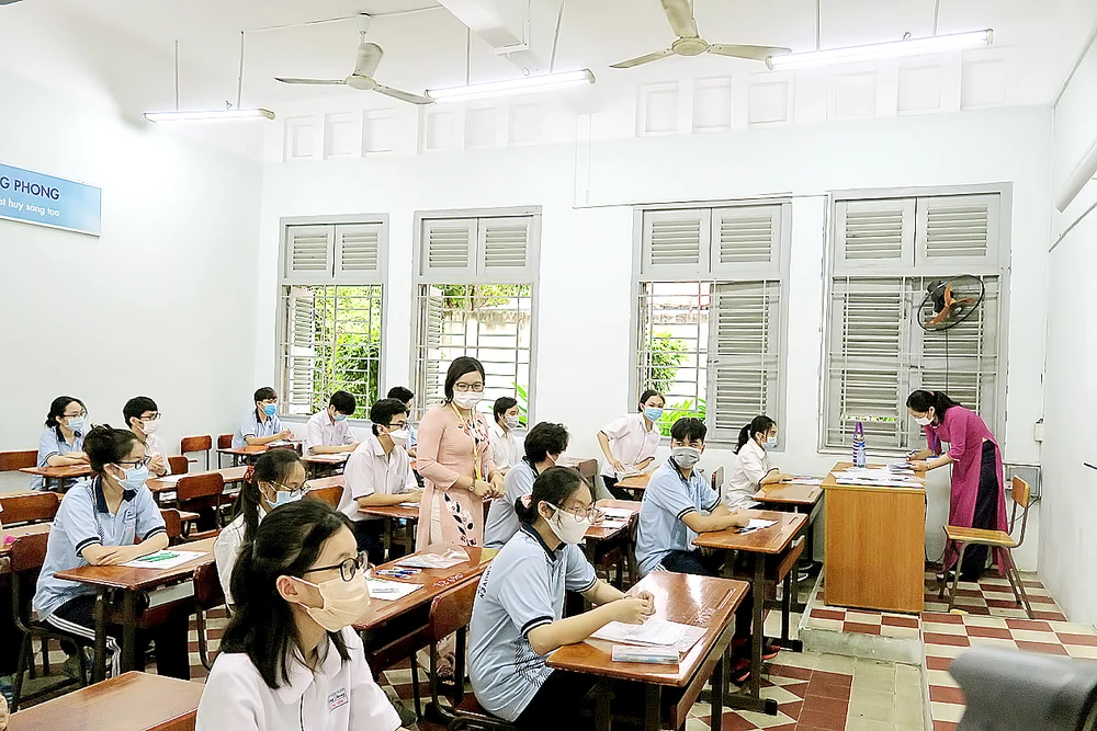 Thí sinh tham gia đợt 1 kỳ thi tốt nghiệp THPT tại điểm thi Trường THPT chuyên Lê Hồng Phong (quận 5, TPHCM)