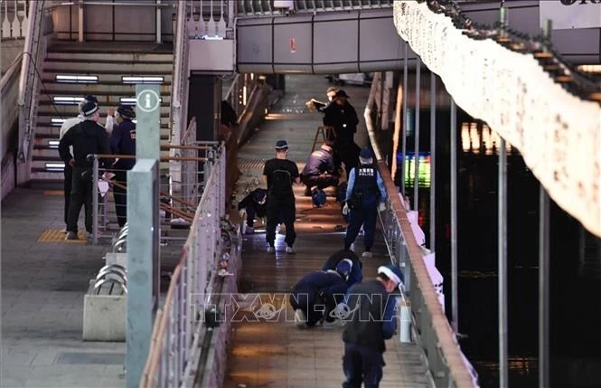 Cảnh sát Osaka điều tra tại hiện trường vụ một công dân Việt Nam bị hành hung và đẩy xuống sông Dotonbori tử vong, ngày 2-8 / TTXVN