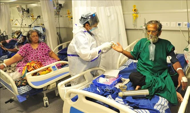 Bệnh nhân Covid-19 được điều trị tại bệnh viện ở Bangalore, Ấn Độ. Ảnh minh họa: THX/TTXVN