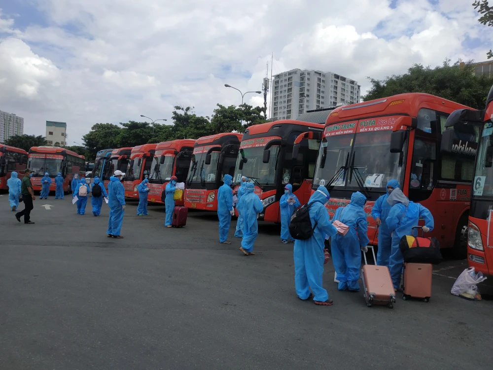 Người dân Phú Yên chuẩn bị khởi hành về quê tại Bến xe Miền Đông. Ảnh: MINH NGHĨA