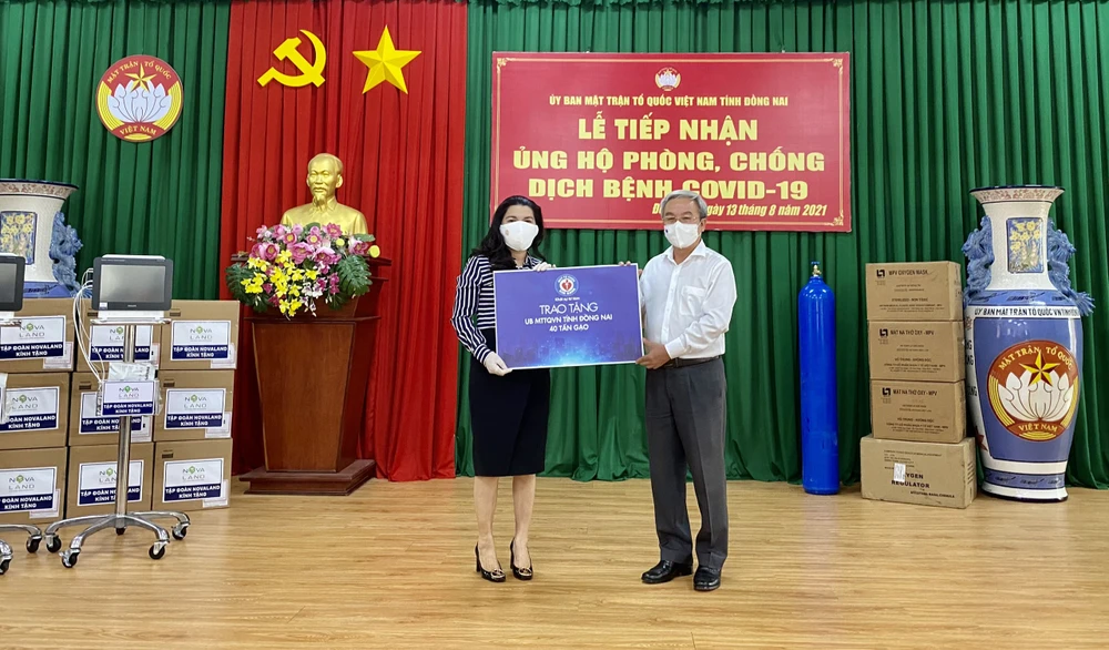 Chủ tịch Quỹ từ thiện Kim Oanh tặng thiết bị y tế, gạo cho Ủy ban MTTQ Việt Nam tỉnh Đồng Nai