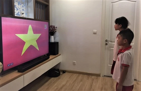 Học sinh Hà Nội theo dõi lễ khai giảng năm học 2021-2022 qua truyền hình