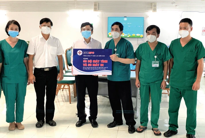 Ông Lê Xuân Thái - Chủ tịch Công đoàn EVNSPC (thứ ba từ trái sang) trao tặng 50 bộ máy tính và 50 máy in cho Bệnh viện Bạch Mai tại TPHCM