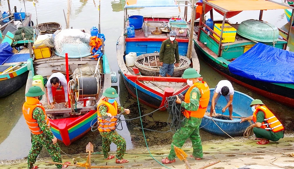 Bộ đội Biên phòng Hà Tĩnh giúp ngư dân neo đậu tàu thuyền. Ảnh: DƯƠNG QUANG