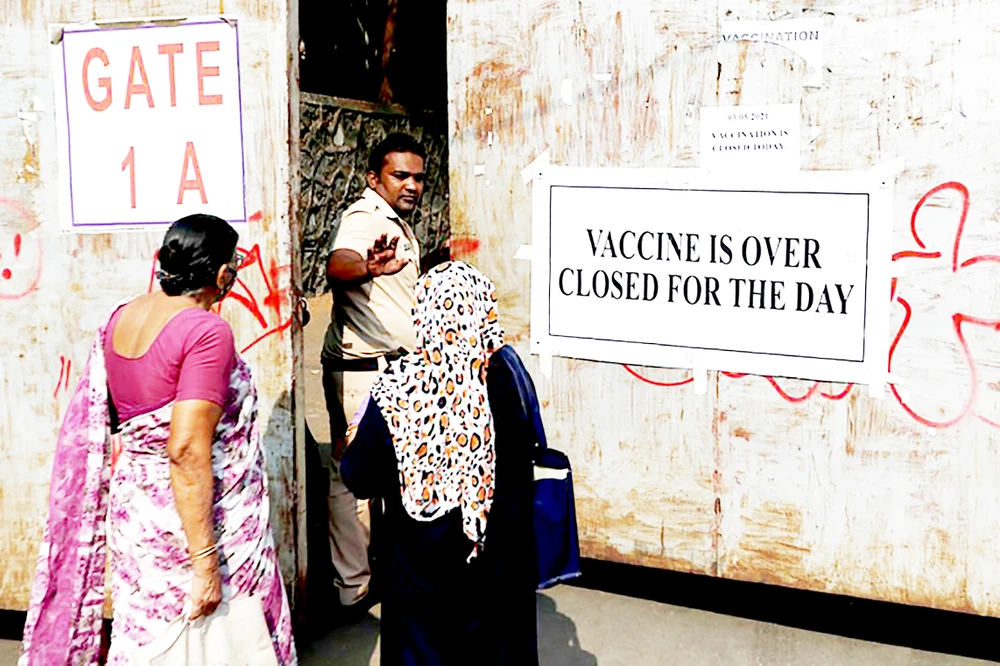 Bất bình đẳng vaccine khiến công cuộc chống dịch trên thế giới gặp nhiều khó khăn. Ảnh: Financial Times