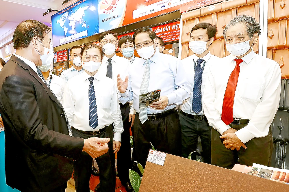 Thủ tướng Phạm Minh Chính tham quan khu vực trưng bày sản phẩm khoa học kỹ thuật. Ảnh: ĐOÀN BẮC
