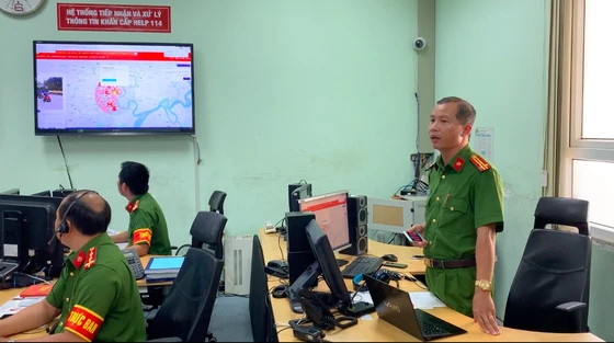 Thượng tá Nguyễn Mạnh Trưởng, Phó trưởng Phòng PC07, Công an TPHCM giới thiệu những phần mềm ứng dụng đơn vị đang thực hiện. Ảnh: CHÍ THẠCH 