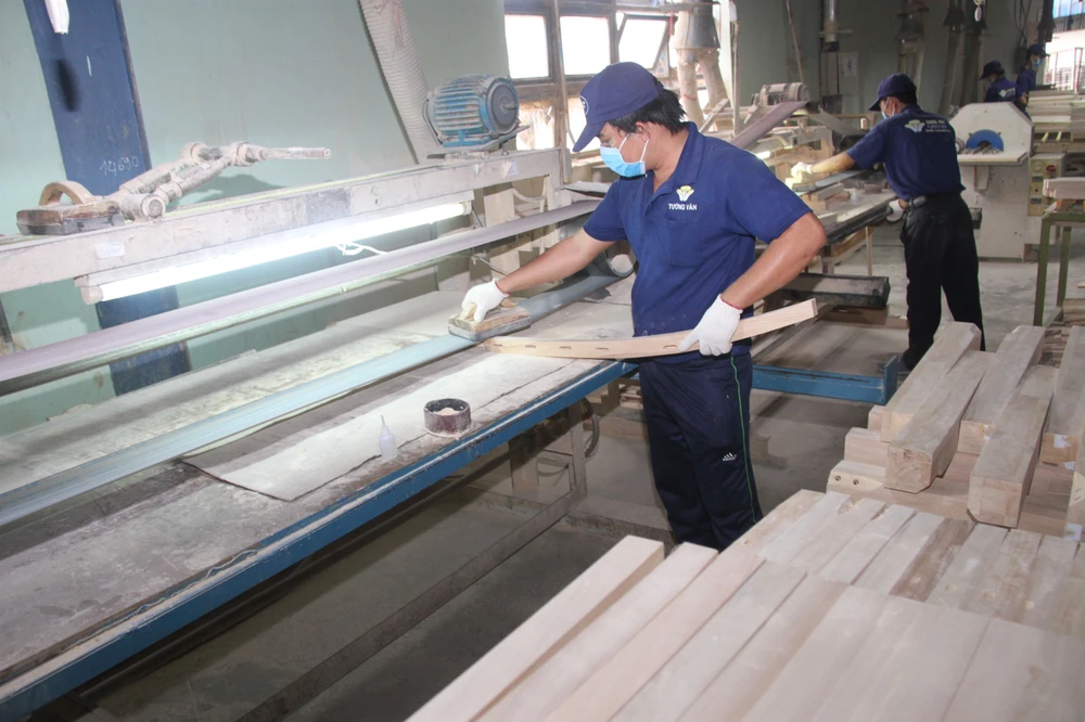 Sản xuất sản phẩm gỗ ở Công ty gỗ Tường Văn, thị xã Tân Uyên, Bình Dương