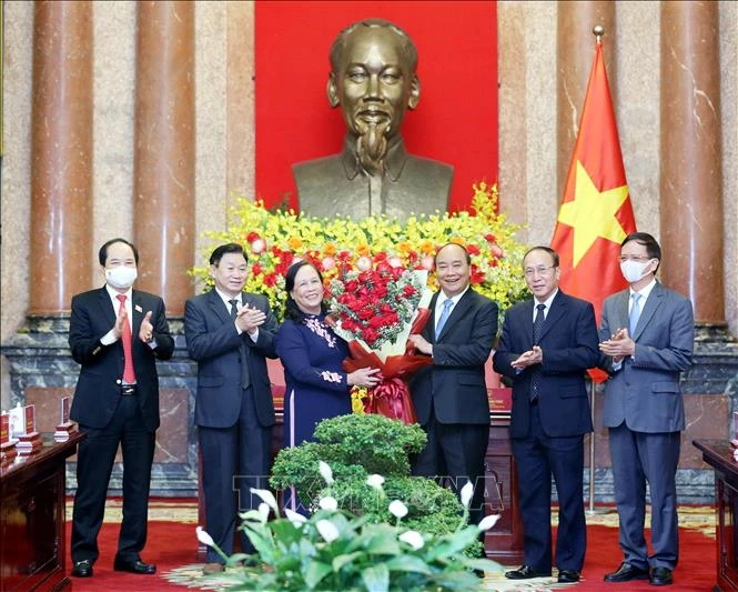 Chủ tịch nước Nguyễn Xuân Phúc chúc mừng người cao tuổi Việt Nam nhân kỷ niệm 30 năm Ngày Quốc tế Người cao tuổi (1-10-1991- 1-10-2021). Ảnh: TTXVN
