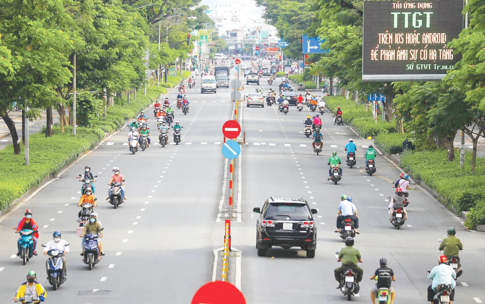 Nhiều người dân và phương tiện lưu thông trên đường Nguyễn Văn Cừ, quận 5, trưa 1-10. Ảnh: DŨNG PHƯƠNG