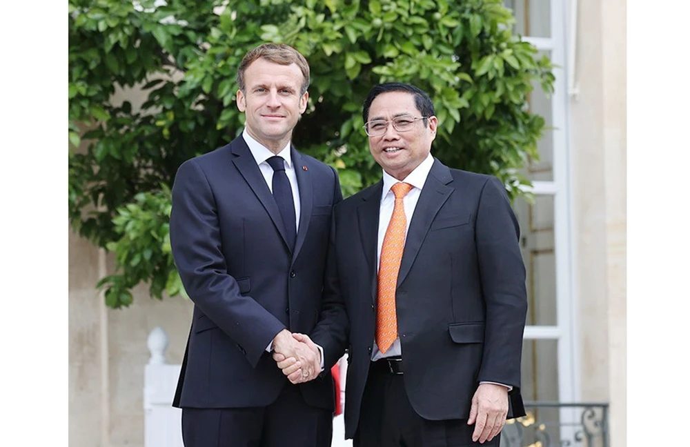 Thủ tướng Phạm Minh Chính hội kiến Tổng thống Pháp Emmanuel Macron tại Điện Élysée ở thủ đô Paris. Ảnh: TTXVN