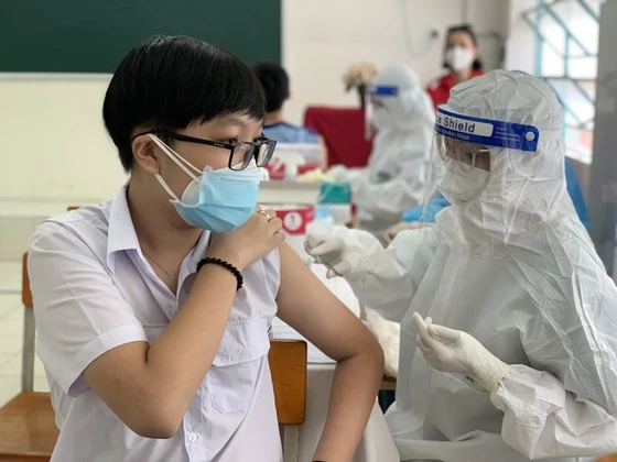 Học sinh Trường THPT Lương Thế Vinh (quận 1) được tiêm vaccine vào sáng 27-10. Ảnh: CAO THĂNG