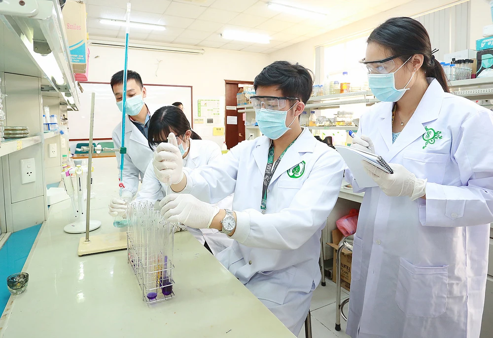 Sinh viên ngành Công nghệ sinh học Trường ĐH Quốc tế (ĐH Quốc gia TPHCM) thực hành tại phòng thí nghiệm