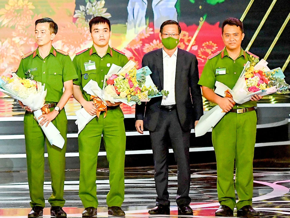 Chủ tịch UBND TPHCM Phan Văn Mãi tặng hoa tri ân các chiến sĩ tuyến đầu chống dịch Covid-19. Ảnh: VIỆT DŨNG