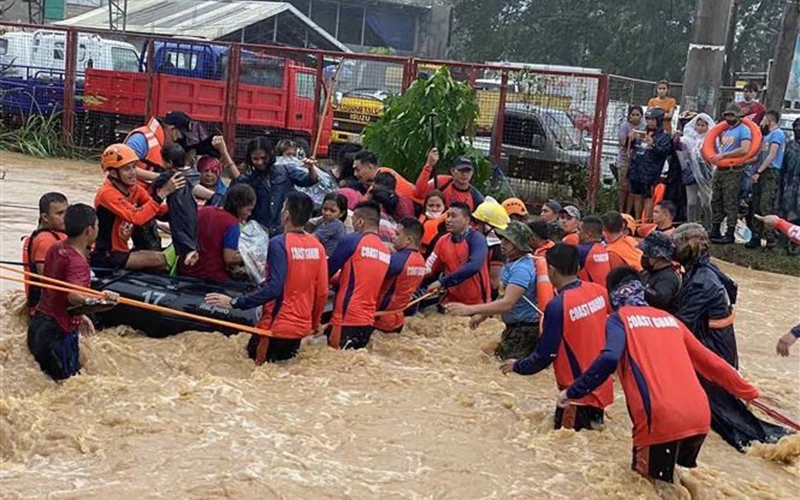 Lực lượng cứu hộ sơ tán người dân khỏi vùng ngập lụt sau những trận mưa lớn do ảnh hưởng của bão RAI tại Cagayan de Oro, Mindanao, Philippines, ngày 17-12. Ảnh: AFP/TTXVN