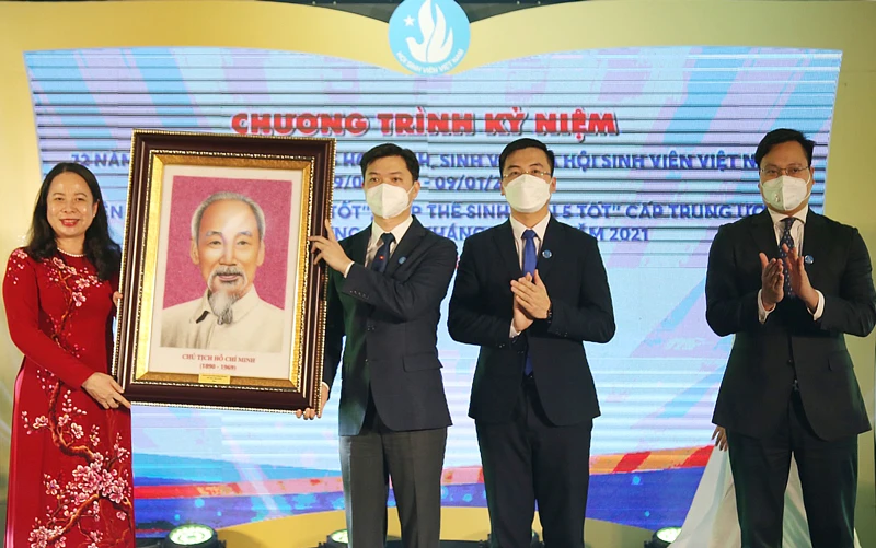 Phó Chủ tịch nước Võ Thị Ánh Xuân trao tặng Trung ương Hội Sinh viên Việt Nam bức ảnh Chủ tịch Hồ Chí Minh. Ảnh: Hanoimoi
