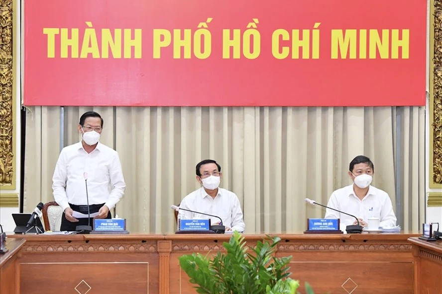 Chủ tịch UBND TPHCM Phan Văn Mãi chỉ đạo tại một buổi giao ban phòng chống dịch Covid-19. Ảnh: VIỆT DŨNG