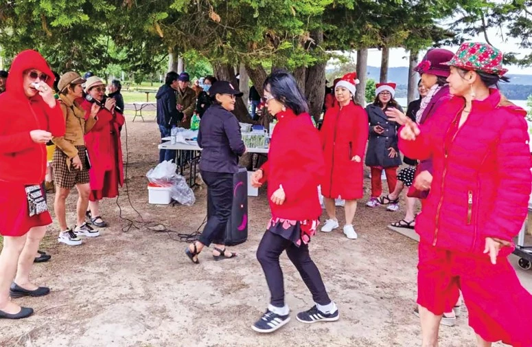Hội người già vùng North tổ chức tiệc đón Xuân ở công viên