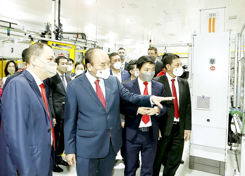 Chủ tịch nước Nguyễn Xuân Phúc thăm và chúc tết người lao động tại Nhà máy sản xuất ô tô Vinfast (TP Hải Phòng). Ảnh: TTXVN