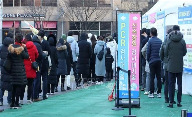 Người dân xếp hàng chờ xét nghiệm Covid-19 tại Seoul, Hàn Quốc, ngày 18-2-2022. Ảnh: THX/TTXVN