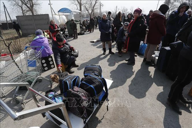 Người dân sơ tán khỏi thành phố Mariupol, Ukraine, ngày 24-3-2022. Ảnh tư liệu: THX/TTXVN