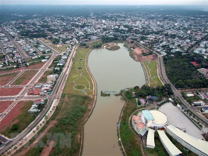 Một góc hồ Suối Cam, thành phố Đồng Xoài, Bình Phước nhìn từ trên cao. Ảnh: TTXVN