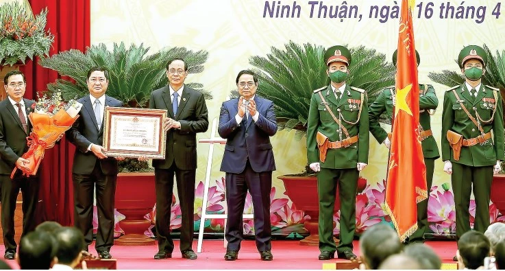 Thủ tướng Phạm Minh Chính trao Huân chương Lao động hạng nhất tặng Đảng bộ, chính quyền và nhân dân tỉnh Ninh Thuận tại lễ kỷ niệm 30 năm tái lập tỉnh (1-4-1992 - 1-4-2022). Ảnh: TTXVN
