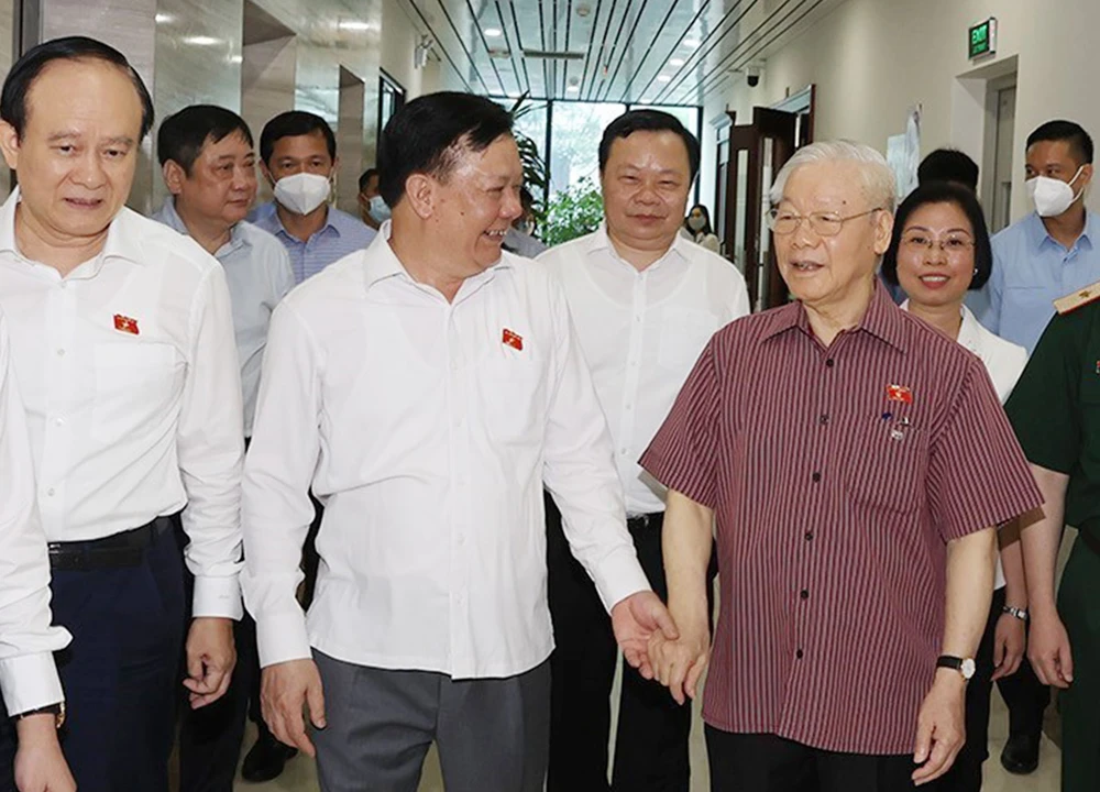 Tổng Bí thư Nguyễn Phú Trọng với các đại biểu dự buổi tiếp xúc cử tri. Ảnh: TTXVN
